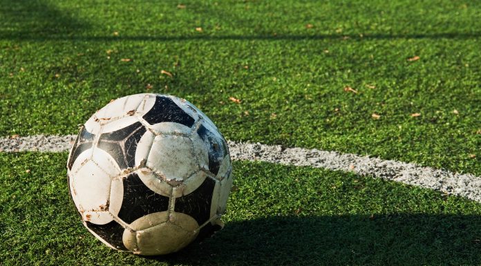 Cercetătorii britanici propun modificarea mingilor de fotbal pentru a combate problema impactului loviturilor cu capul