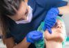 Percheziții în cabinetul unei femei din Sibiu care făcea proceduri de înfrumusețare și acte medicale complexe fără a fi medic
