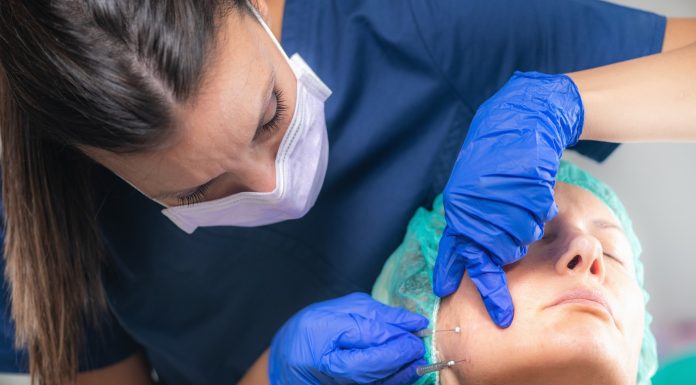 Percheziții în cabinetul unei femei din Sibiu care făcea proceduri de înfrumusețare și acte medicale complexe fără a fi medic
