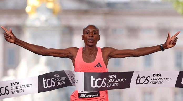 El este primul bărbat care a aleargat un maraton sub două ore. Recordul, stabilit astăzi la Londra