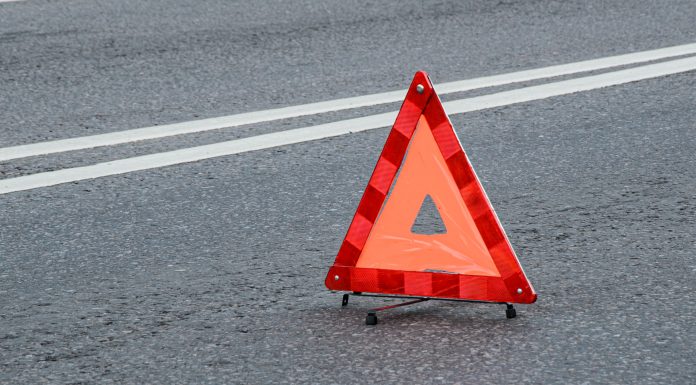 Accident grav între un microbuz şi un autoturism: Doi tineri de 16 şi 21 de ani au murit