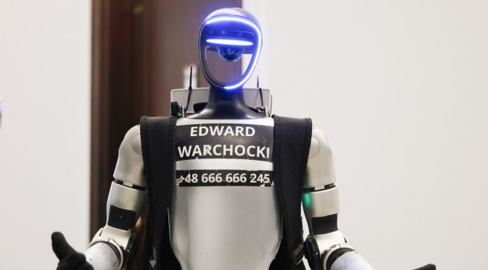 Clipul care a devenit viral: un robot umanoid fugărește o turmă de mistreți printr-un parc