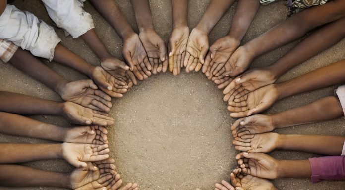 Lecție de altruism: Povestea românilor care au grijă de copiii orfani din Tanzania. „În fiecare casă, am angajat un cuplu de părinți”