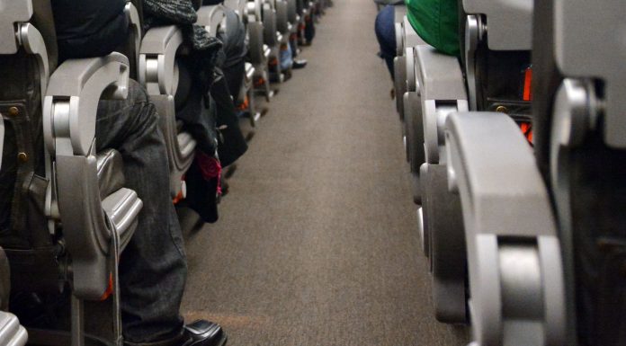 Scandal într-un avion care urma să decoleze spre Madrid, din Craiova. Un bărbat a fost dat jos pentru că a înjurat echipajul