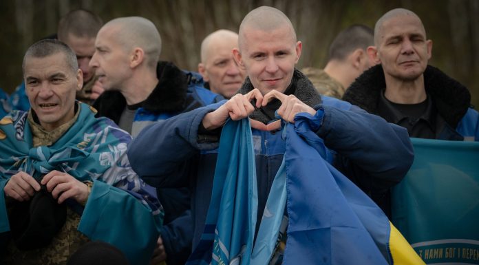 Rusia și Ucraina au făcut un schimb de 350 de prizonieri de război, înainte de armistițiul de Paște