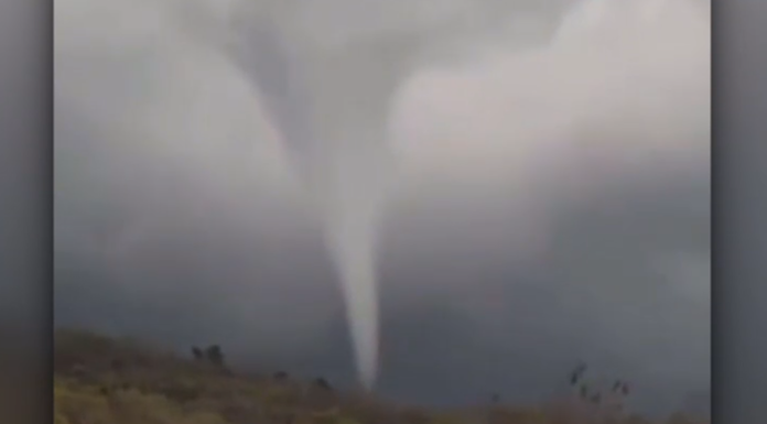Tornadă în România. Imagini surprinse de un localnic în timpul unei furtuni