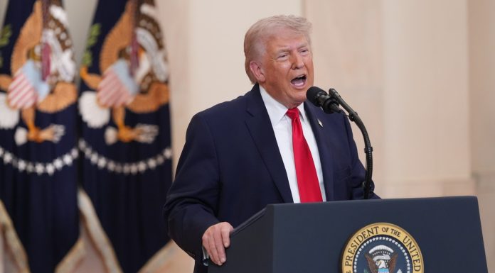 Trump atacă NATO și îi spune să „stea departe” după anunțul Iranului privind Ormuz. Alianța, numită „inutilă, un tigru de hârtie”