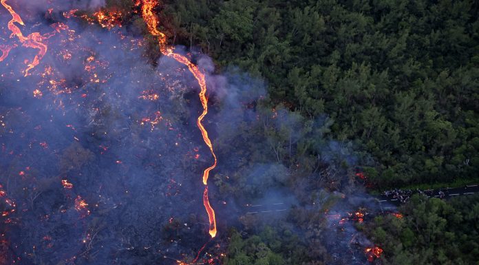 Noi imagini din satelit surprind lava vulcanului din Reunion curgând spre ocean