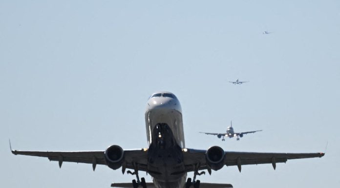 Doi piloți miaună și latră în apropierea aeroportului din Washington. Controlorul de trafic: „Băieți, trebuie să fiți profesioniști!”