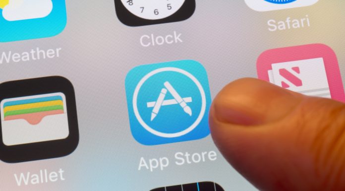 Apple și Google, în centrul unui scandal. Aplicații AI care „văd dincolo de haine”, în magazinele oficiale