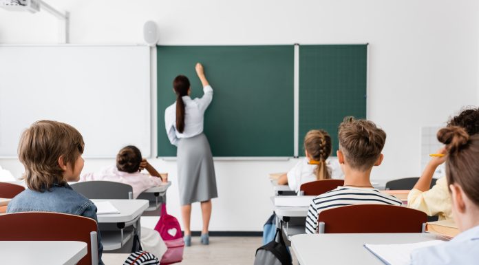 Elevii din Rusia sunt învățați de psihiatri și polițiști din penitenciare despre pericolul accesării aplicațiilor interzise