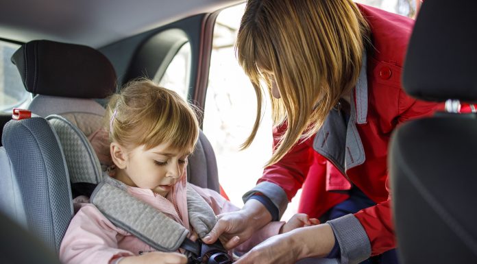 Când este obligatoriu înălțătorul auto pentru copii și ce sancțiuni pot primi șoferii care nu respectă legea în 2026