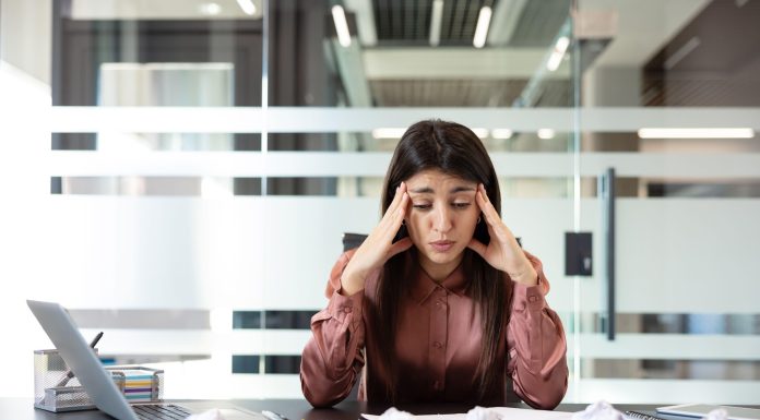 Munca ucide 840.000 de oameni pe an, potrivit unui raport ONU. Stresul și riscurile psihosociale afectează inima și sănătatea mintală