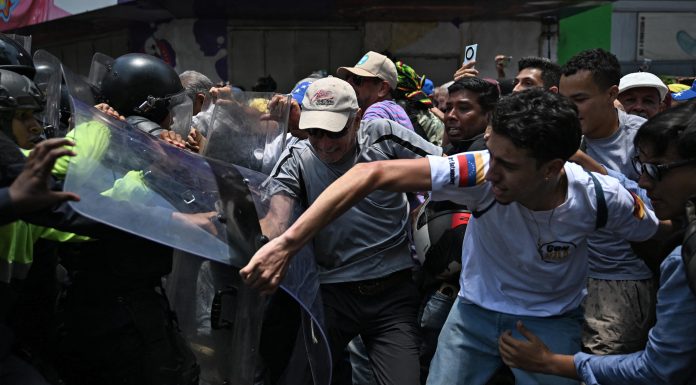 Venezuela: Forţele de ordine folosesc gaze lacrimogene împotriva protestatarilor îndreptaţi spre Miraflores