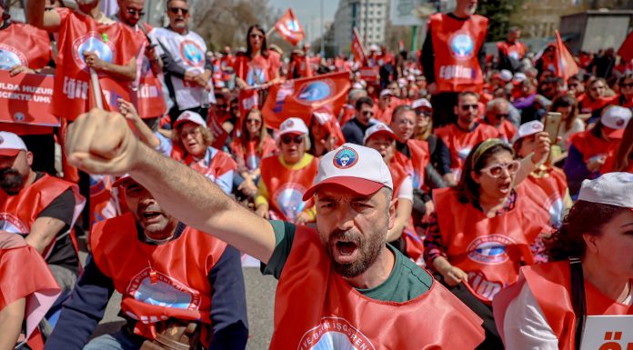 Turcia: 162 de arestări și mii de conturi blocate după atacurile din școli. Profesorii protestează la Ankara