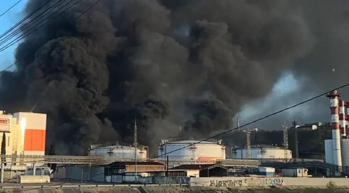 Ploaie neagră pe coasta rusă a Mării Negre, după un atac ucrainean asupra unei rafinării. Imagini dramatice din Tuapse