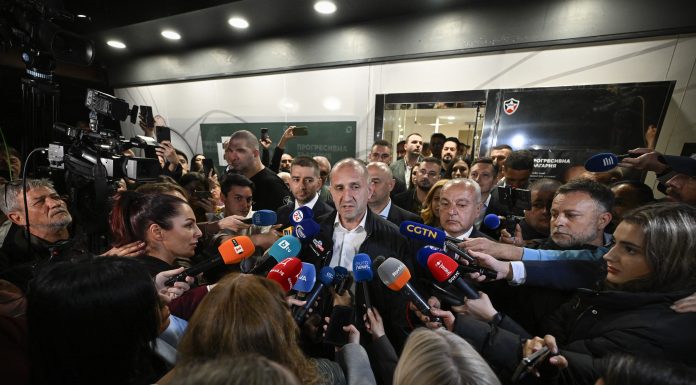 Rumen Radev proclamă „victoria asupra apatiei”, în timp ce „Bulgaria progresistă” revendică victoria în alegerile anticipate