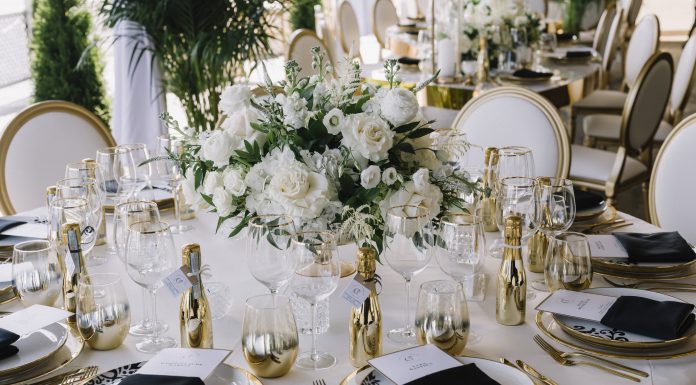 Românii nu mai merg la nunți. Cu cât a scăzut numărul invitaților care confirmă participarea: „Mulți ne anunță că trimit bani în plic”