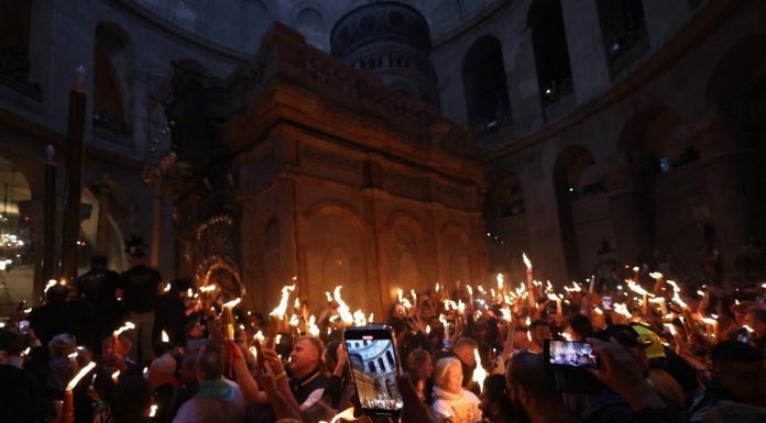 Sfânta Lumină va fi adusă astăzi în România de la Ierusalim. Care e planul de rezervă dacă situația din Orientul Mijlociu se complică