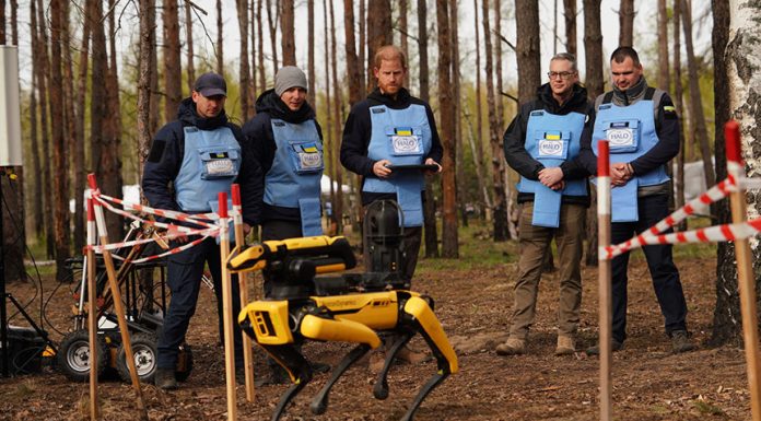 VIDEO Prinţul Harry învaţă în Ucraina tehnici de deminare cu drone, roboți și ochelari cu realitate virtuală