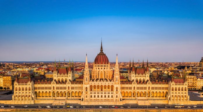 Peter Magyar anunță că un nou drapel va fi arborat pe clădirea Parlamentului de la Budapesta. Cel al Ținutului Secuiesc există deja