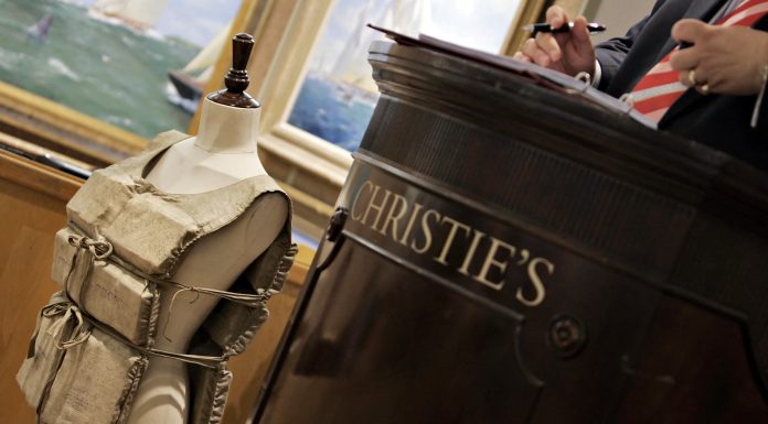 O vestă de salvare purtată de o supraviețuitoare a Titanicului, scoasă la licitație