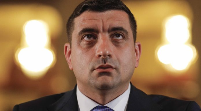 „Să-i dați lui Bolojan cadou”. George Simion s-a întâlnit cu oamenii într-o piață din Timișoara. Ce le-a spus