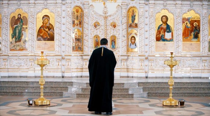 Scandal într-o biserică „privată”. Răspopitul „Teodosie” s-a luat la bătaie cu „arhimandritul Ioanichie” în fața altarului