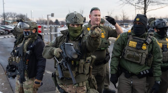 „Au încătușat-o ca pe un criminal periculos”. Franțuzoaică de 86 de ani, săltată de ICE: venise în SUA pentru iubirea ei din tinerețe