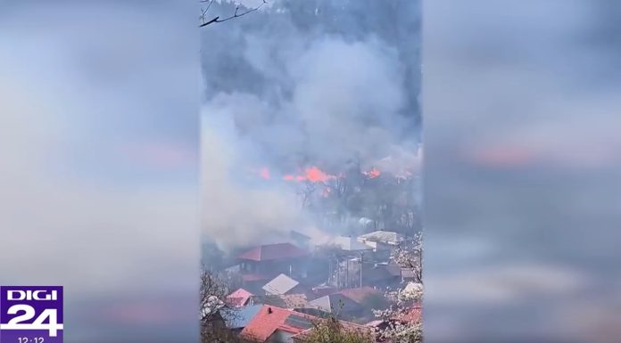 Incendiu într-un sat din Vrancea. Ard 11 case și flăcările riscă să se extindă