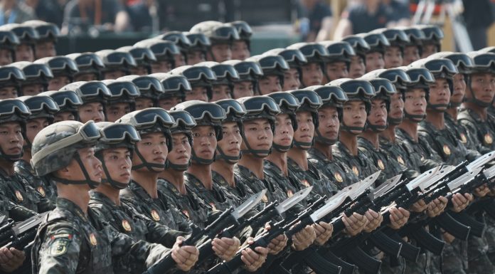 Inteligența artificială militară a Chinei i-a depășit pe comandanții umani: precizie de 90% la testele de asalt