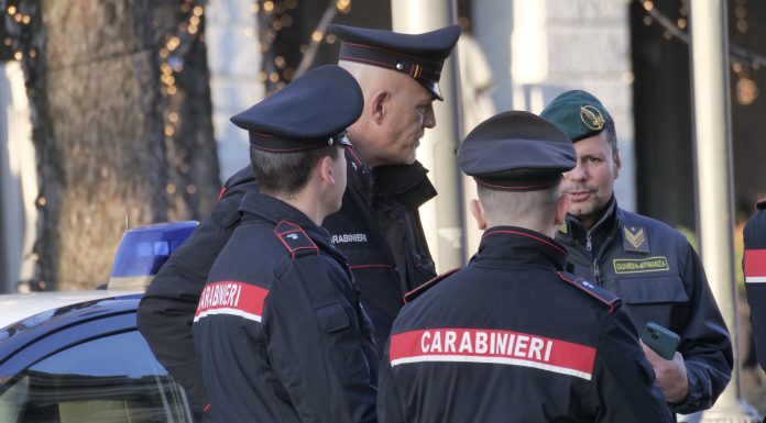 Alertă în Napoli. Angajați și clienți ai unei bănci au fost luați ostatici de o bandă de hoți