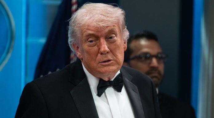 Poliţia examinează documente lăsate în cameră de suspectul în atacul de la Washington. Trump evocă un „manifest anticreştin”