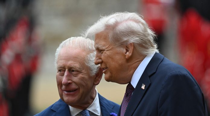 Donald Trump, ironizat de regele Charles într-un discurs la Casa Alba: „Dacă nu am fi fost noi, ați fi vorbit franceza”