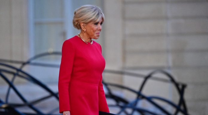 Brigitte Macron, soția președintelui Franței, se declară tristă. „Am văzut întunecimea lumii, prostia, răutatea”