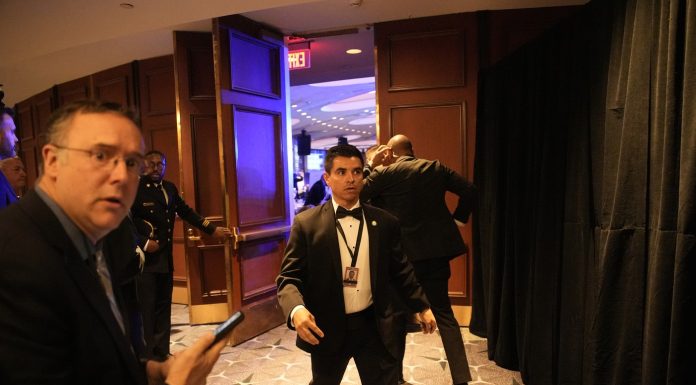 De ce JD Vance a fost scos primul din sala de bal, apoi a urmat Trump, în timpul incidentului de la dineul Asociației Corespondenților