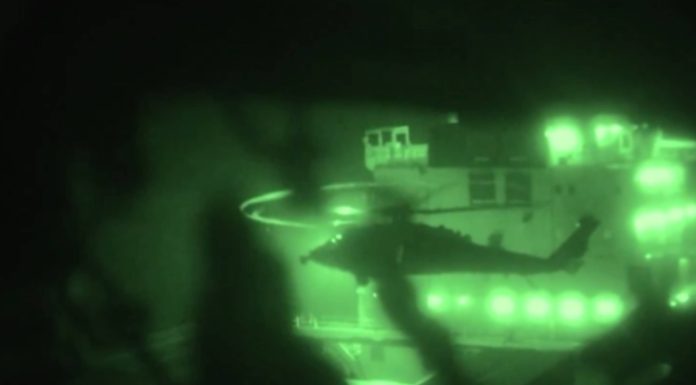 SUA au capturat o navă iraniană în Golful Oman. Imagini cu operațiunea: „gaură” în sala motoarelor și forțe americane coborând în rapel