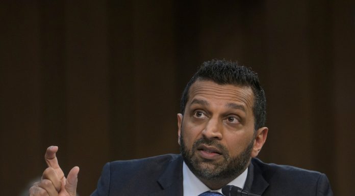 Reacția șefului FBI, Kash Patel, după ce o publicație a dezvăluit că ar consuma alcool în exces: „Pregătiți carnetul de cecuri”