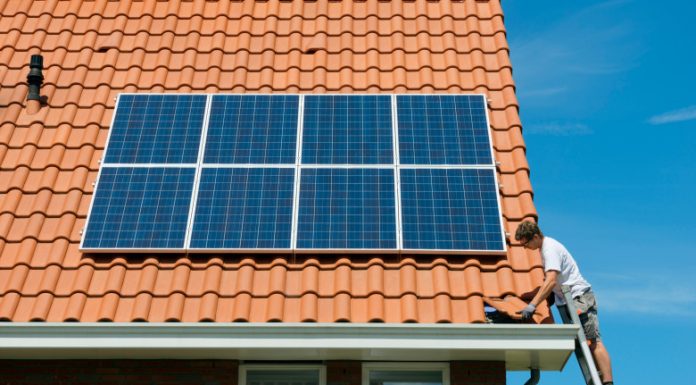 „Victorie pentru românii care produc energie acasă”. Legea prosumatorilor, declarată constituţională de către CCR. Ce se obţine