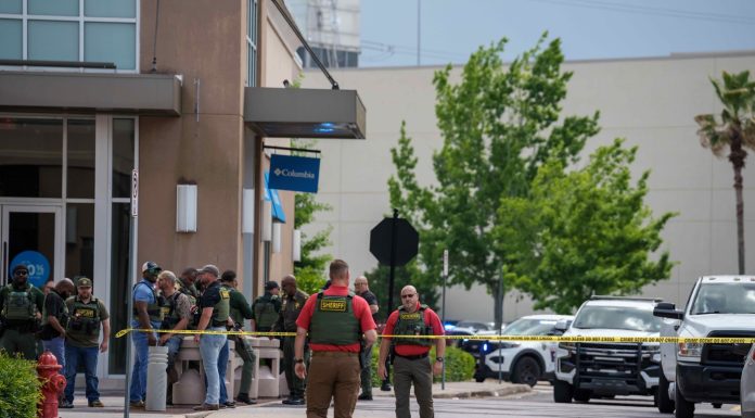 Schimb de focuri între două grupuri, într-un mall din SUA: un om a murit și 5 au fost răniți. Alte 5 persoane au fost arestate