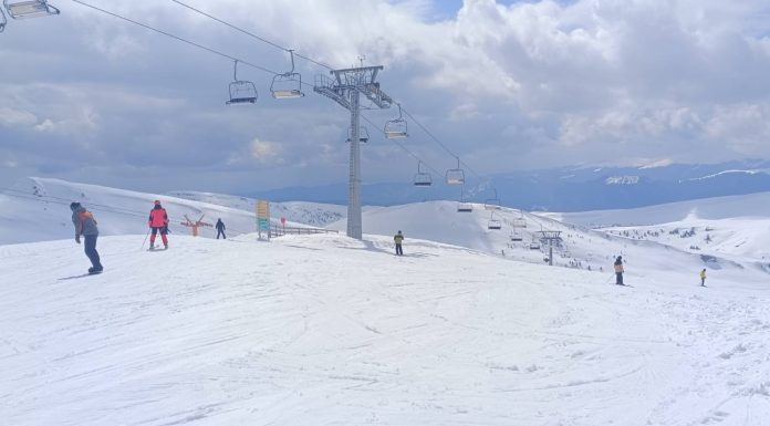 Sute de cabane şi vile din judeţele Prahova şi Braşov, libere în perioada sărbătorilor de Paşti. Preţurile pornesc de la mai puţin de o sută de lei de persoană, însă turiştii se lasă aştepaţi