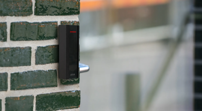 Instalare simplă pentru controlul accesului cu Axis