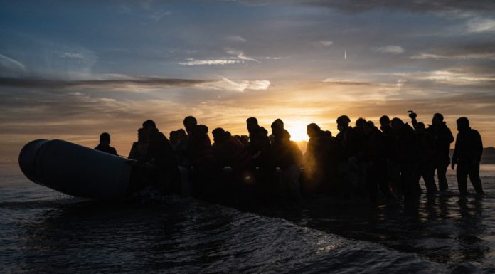 Migranții sunt ajutați de avocați să pretindă că sunt homosexuali pentru azil în Marea Britanie. Cât costă dovezile false (BBC)