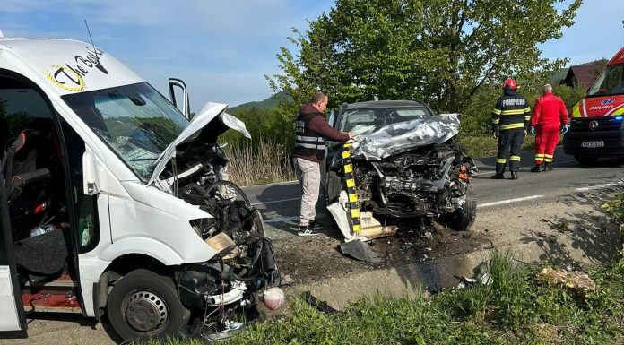 UPDATE – Maramureş: Accident rutier produs între un autoturism şi un microbuz, la ieşire din Baia Sprie. 13 persoane au fost rănite. Zece dintre acestea vor fi duse la spital. Planul roşu de intervenţie a fost dezactivat – FOTO