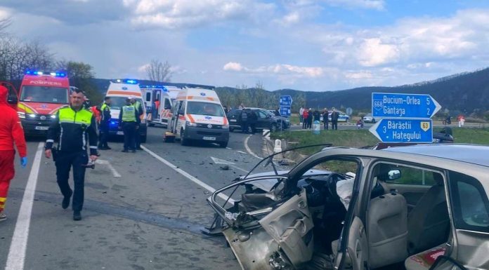 UPDATE – Hunedoara: Patru persoane, rănite într-un accident rutier produs pe DN 66 / Un bărbat de 74 de ani a murit/ Cauza accidentului/ Trafic rutier reluat – FOTO