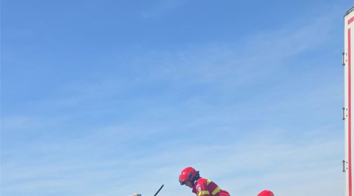 UPDATE – Trafic blocat pe A1, pe sensul Sibiu-Sebeş, după un accident în care au fost implicate două camioane şi un autoturism/ Trei persoane, evaluate medical, una fiind descarcerată – FOTO