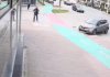 Un șofer a făcut prăpăd pe o stradă din Bacău. După ce a lovit un motociclist, bărbatul a intrat în ușa unei frizerii