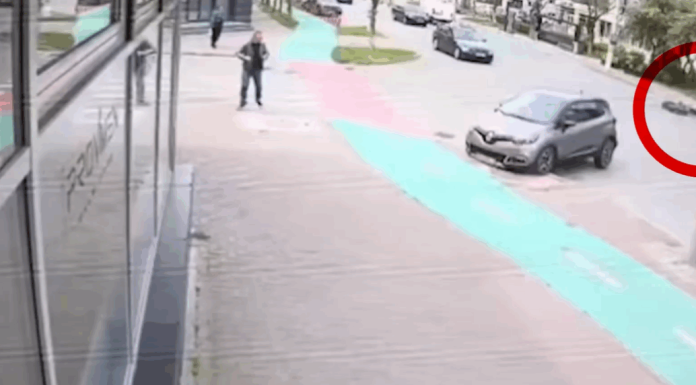 Un șofer a făcut prăpăd pe o stradă din Bacău. După ce a lovit un motociclist, bărbatul a intrat în ușa unei frizerii