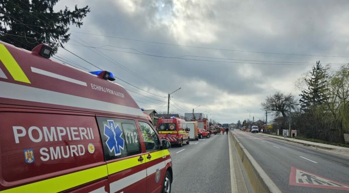 Un microbuz cu copii, implicat într-un accident, în Mureș