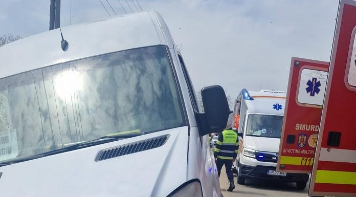 Giurgiu: Cinci răniţi în urma unui accident rutier în care a fost implicat un microbuz cu şapte pasageri